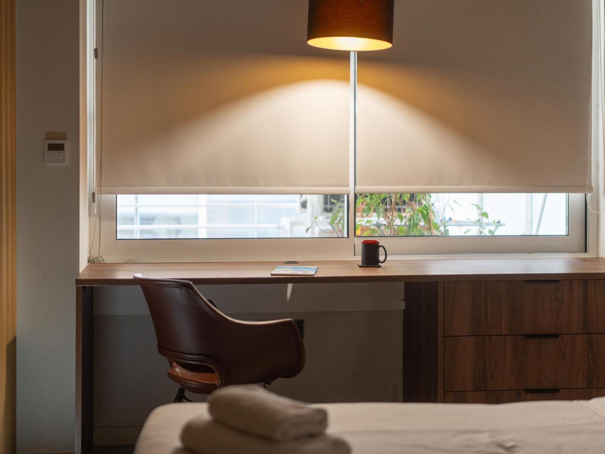 A Place 4U No6 - City Escape With Balcony Lounge & Open Living Space Athena Bagian luar foto