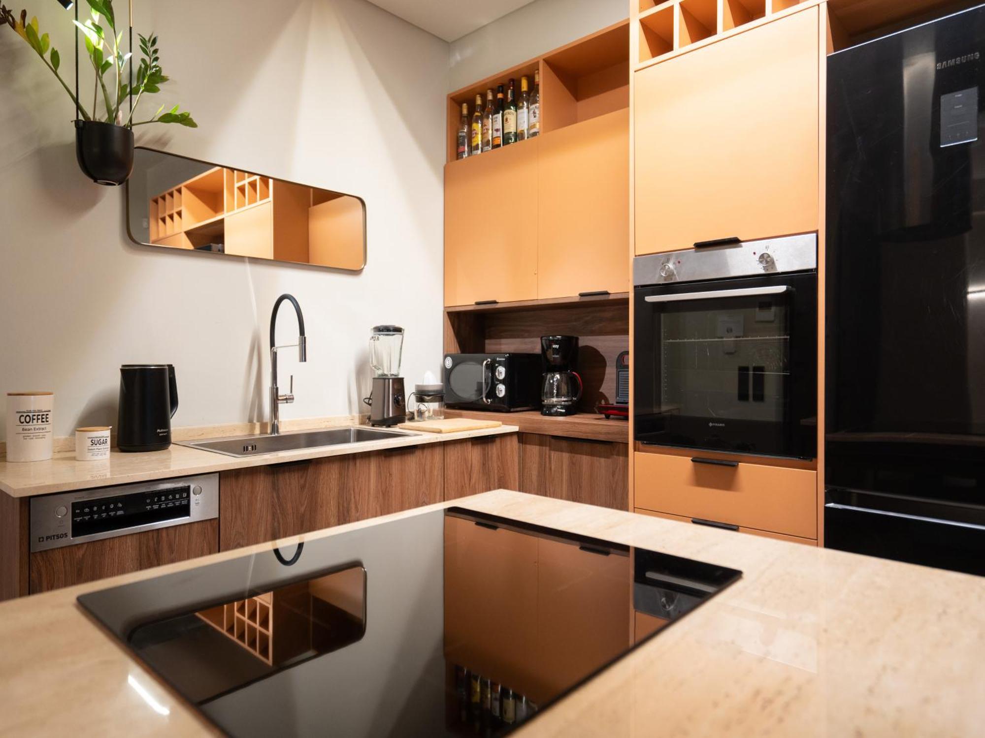 A Place 4U No6 - City Escape With Balcony Lounge & Open Living Space Athena Bagian luar foto